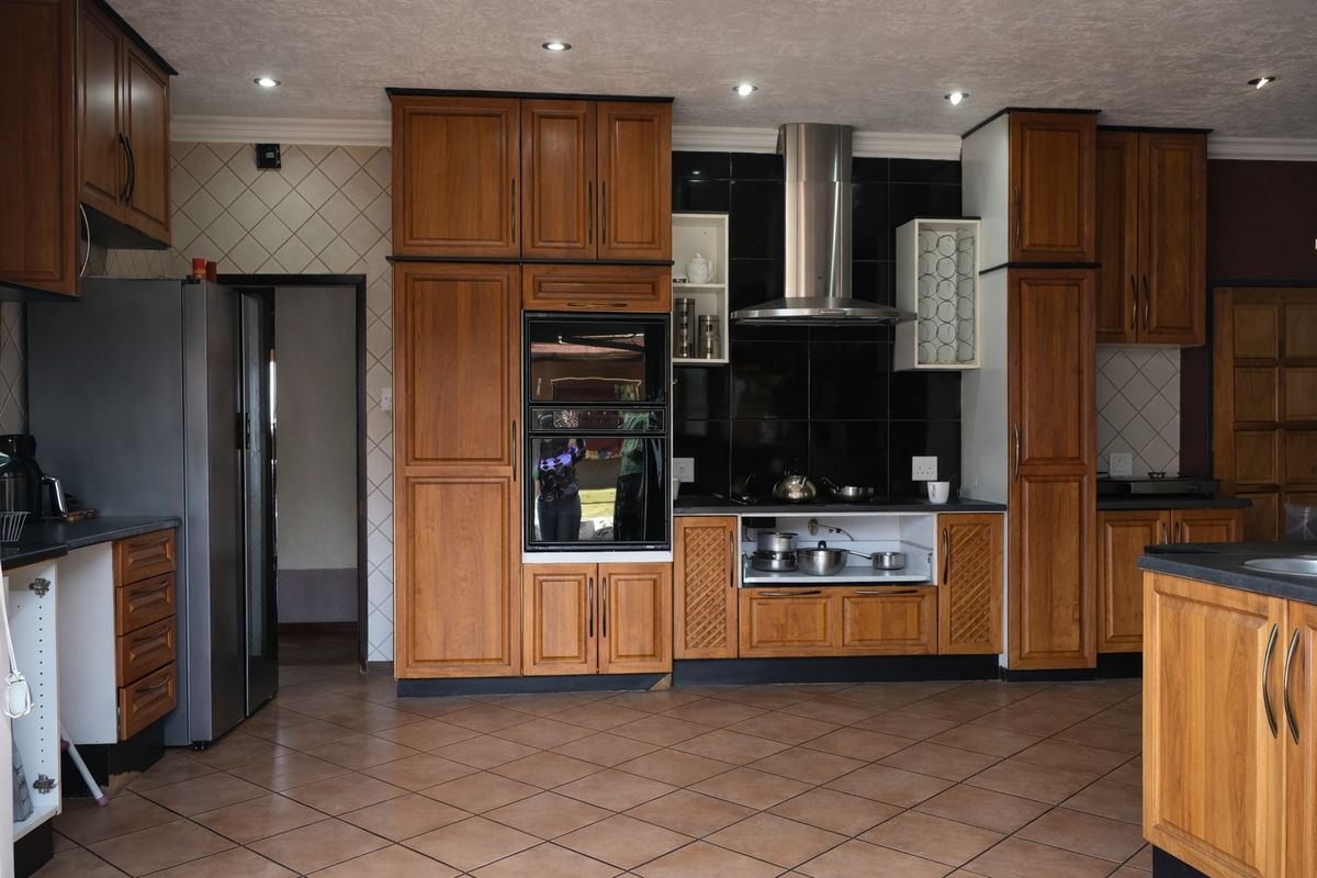 Spacious 3-Bedroom Home with Double Garage in Witpoortjie - Photo 4