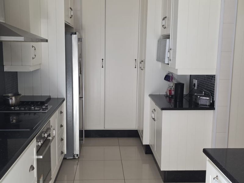 Exceptional Five Bedroom Home For Sale in Glenvista. - Photo 7