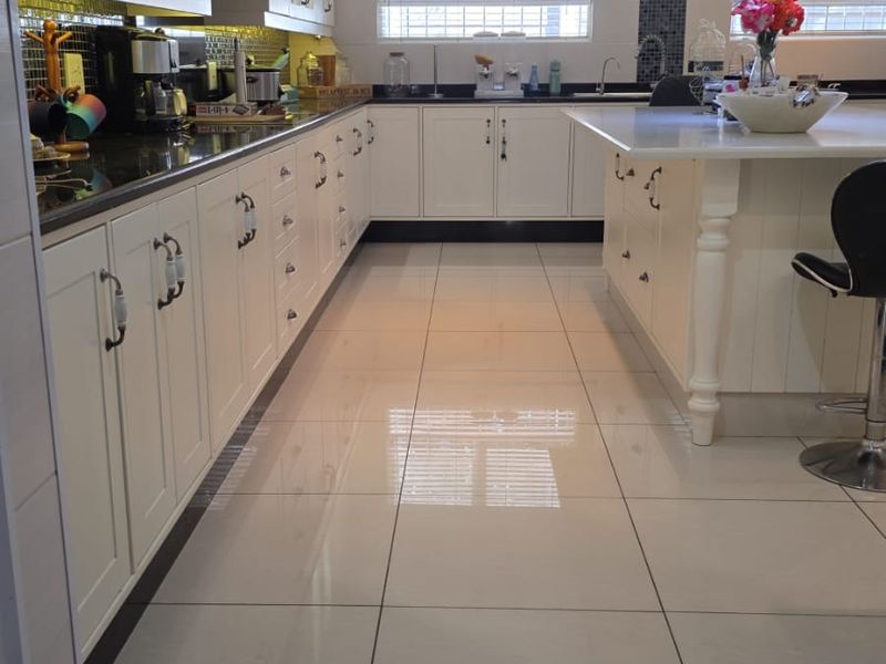 Exceptional Five Bedroom Home For Sale in Glenvista. - Photo 6