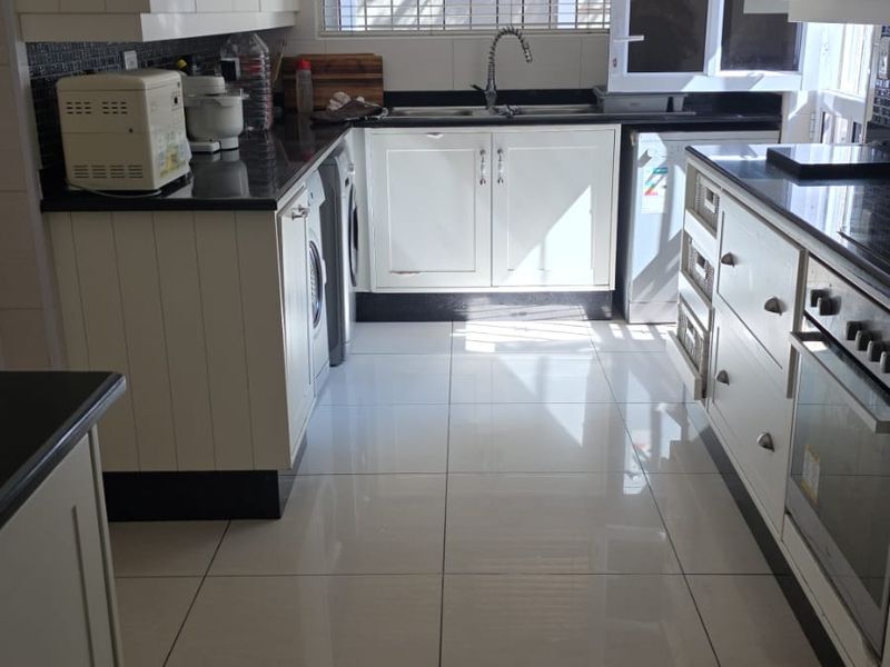 Exceptional Five Bedroom Home For Sale in Glenvista. - Photo 5