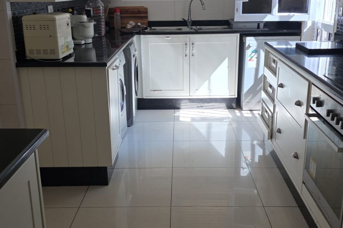 Exceptional Five Bedroom Home For Sale in Glenvista. - Photo 5