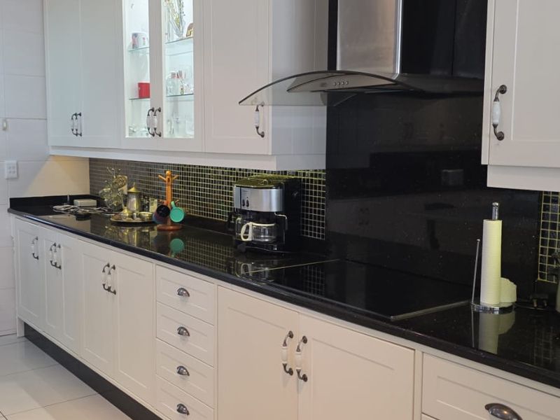 Exceptional Five Bedroom Home For Sale in Glenvista. - Photo 4