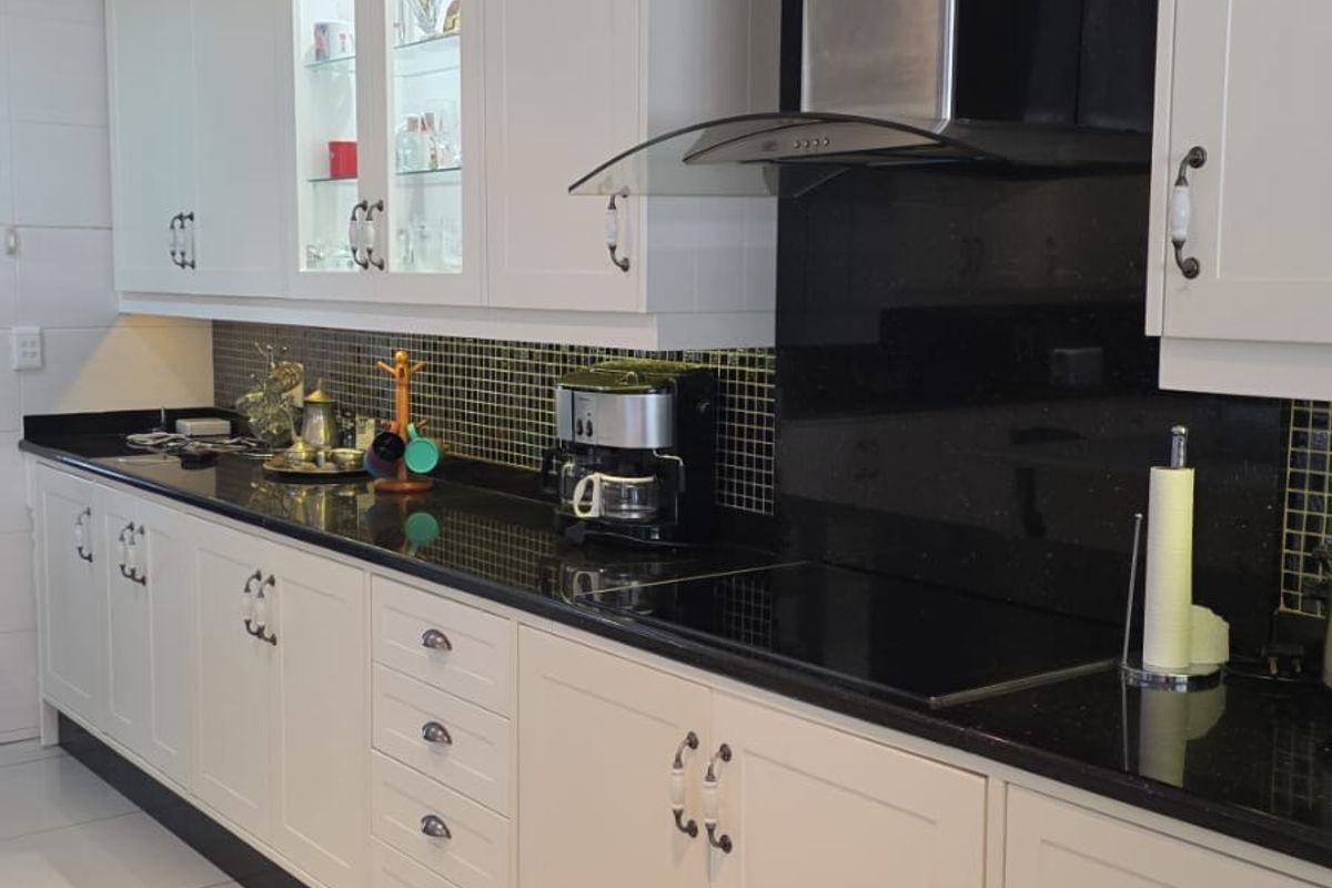 Exceptional Five Bedroom Home For Sale in Glenvista. - Photo 4