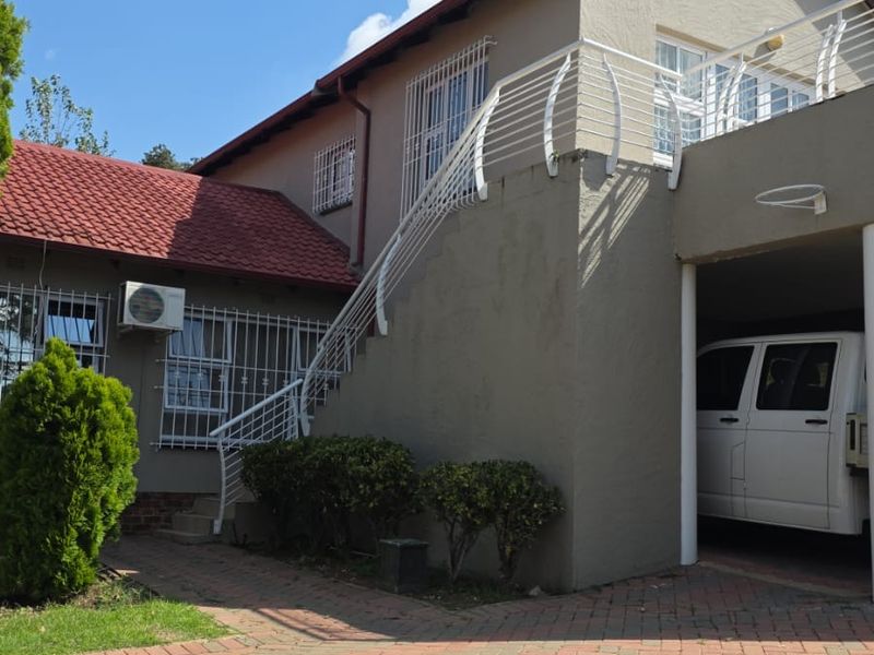 Exceptional Five Bedroom Home For Sale in Glenvista. - Photo 2