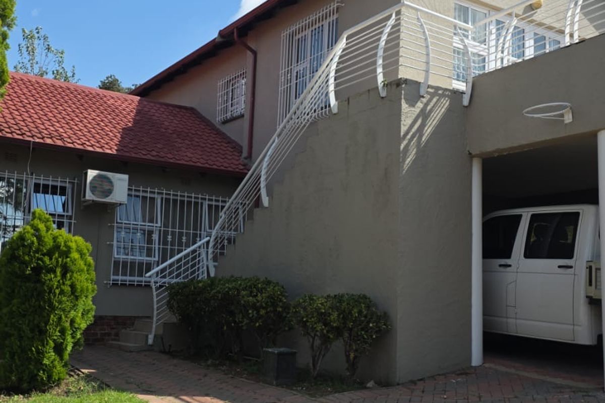 Exceptional Five Bedroom Home For Sale in Glenvista. - Photo 2