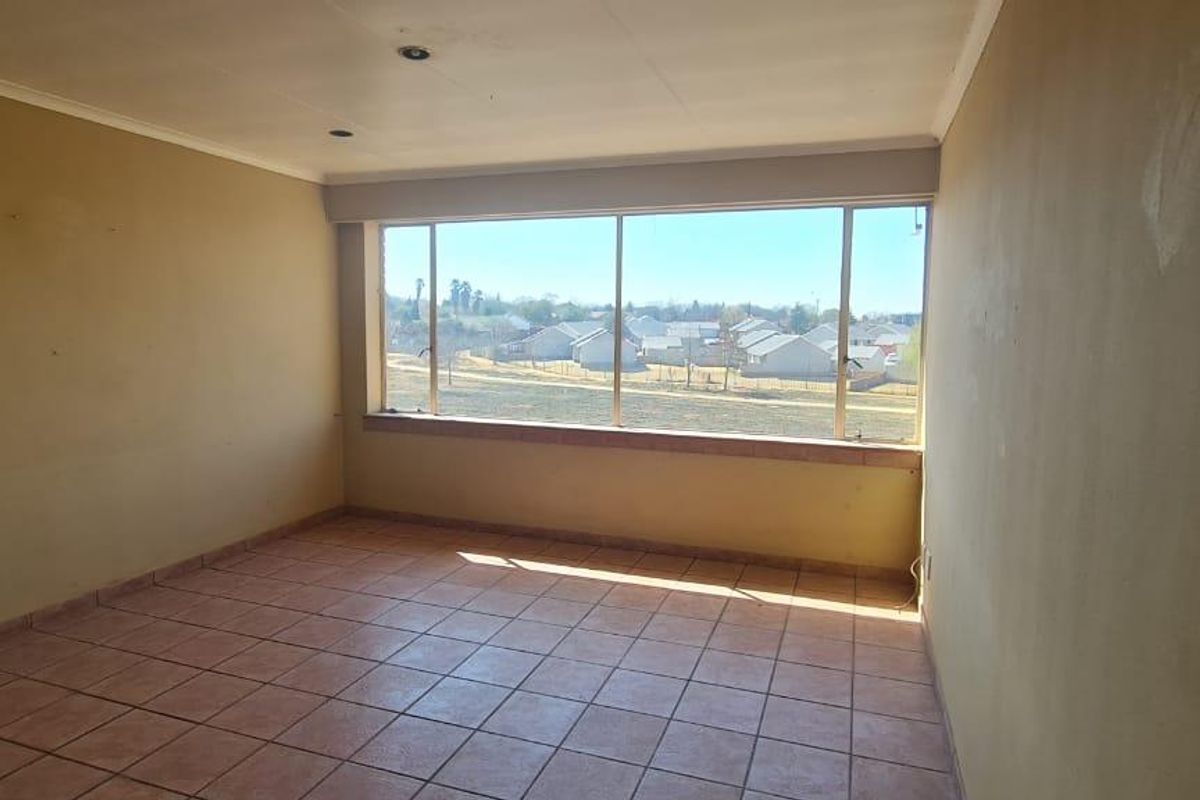 Three bedroom apartment for sale in Secunda!  Good location - Photo 2