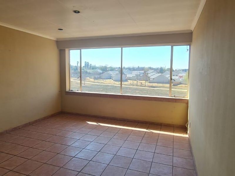 Three bedroom apartment for sale in Secunda!  Good location - Photo 2