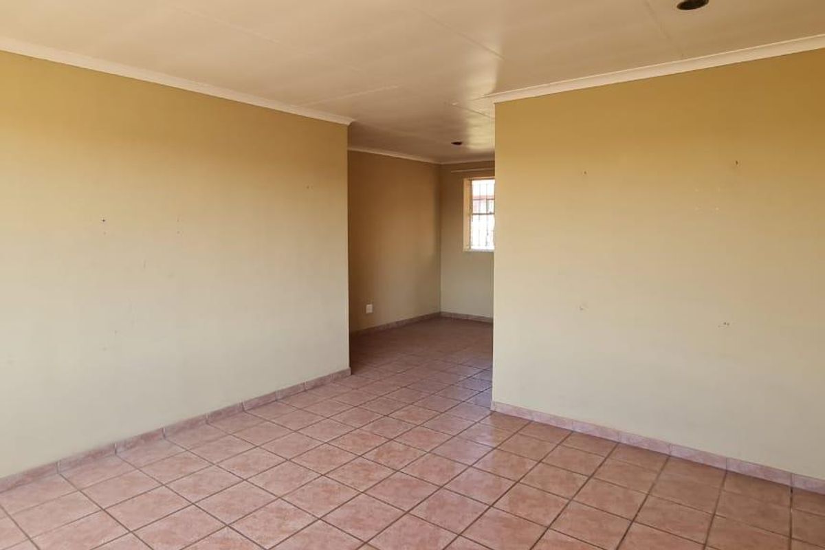 Three bedroom apartment for sale in Secunda!  Good location - Photo 4