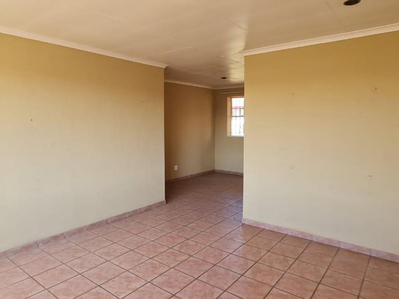 Three bedroom apartment for sale in Secunda!  Good location - Photo 4