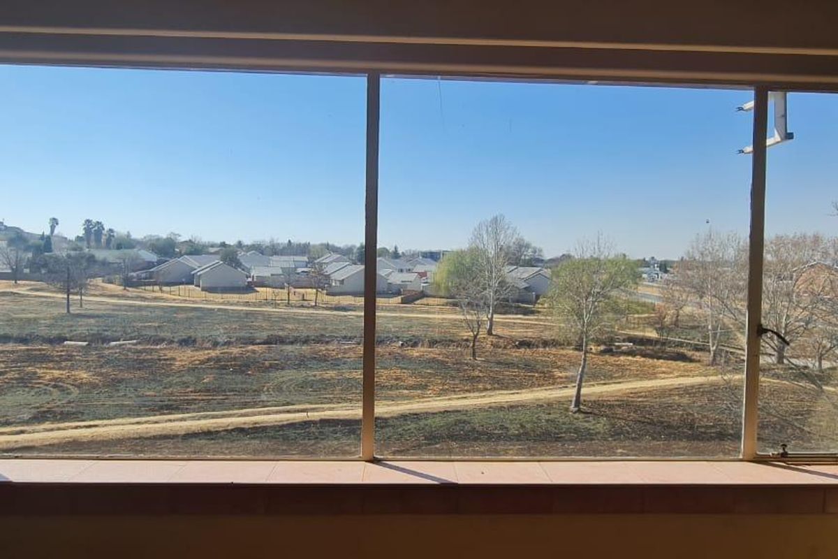 Three bedroom apartment for sale in Secunda!  Good location - Photo 5