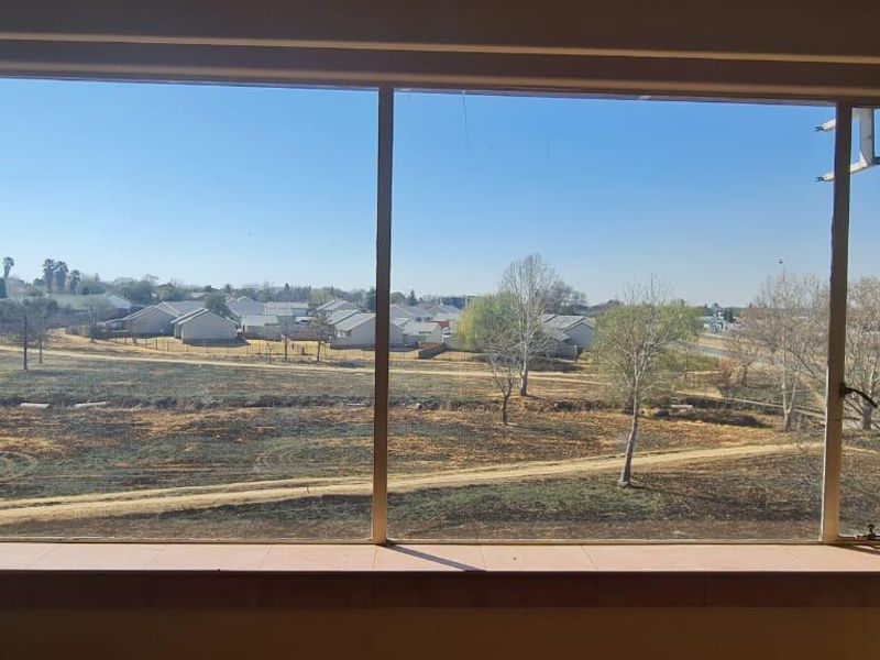 Three bedroom apartment for sale in Secunda!  Good location - Photo 5