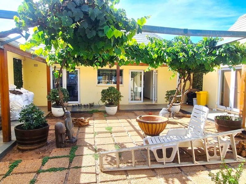 Stunning lagoon views home Langebaan - Photo 3