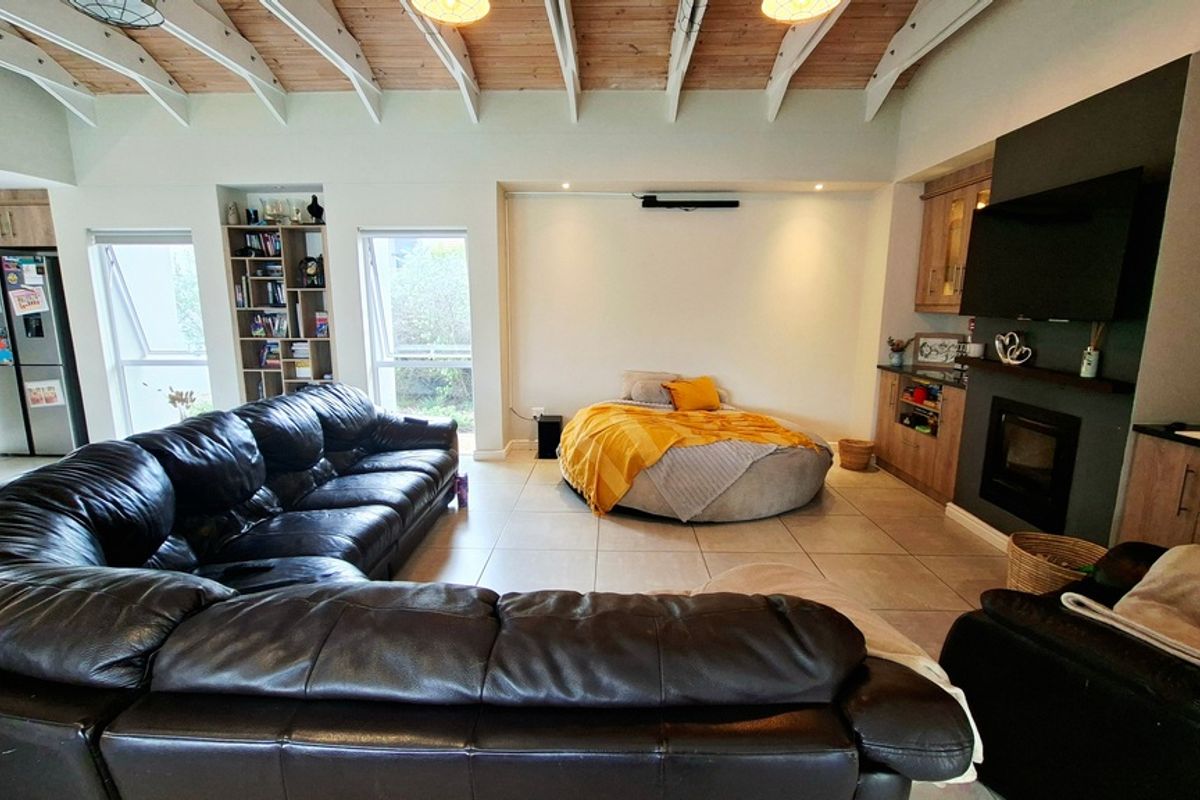 Stylish and Modern three bedroom home in Prestigious Langebaan Country Estate - Photo 4