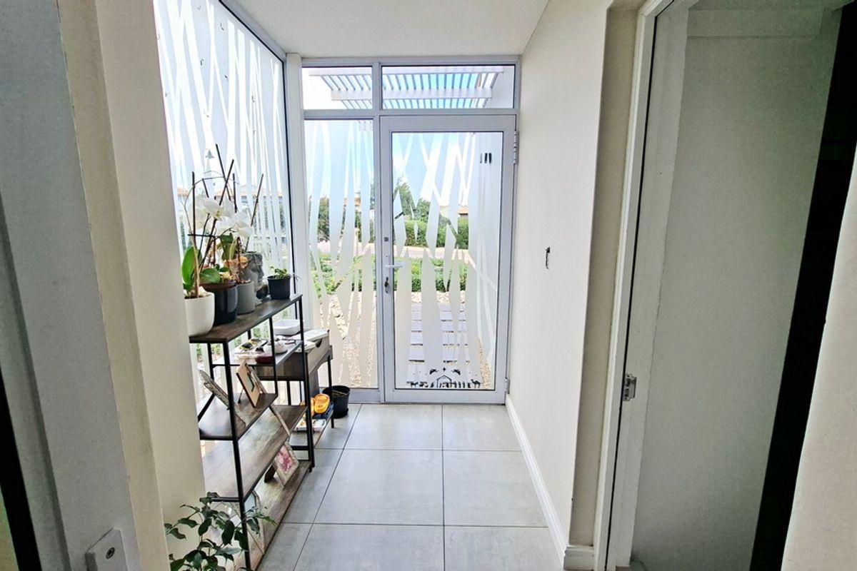 Stylish and Modern three bedroom home in Prestigious Langebaan Country Estate - Photo 2