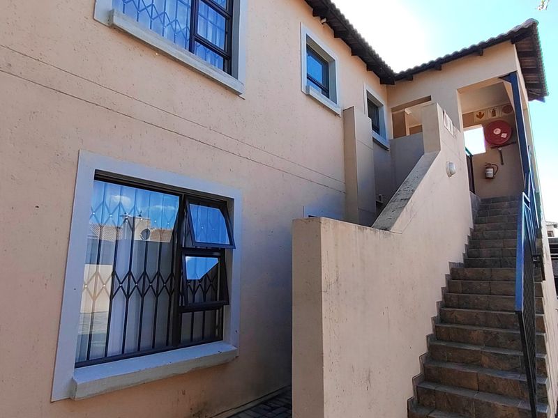 Stylish First-Floor Apartment with Balcony - Photo 2
