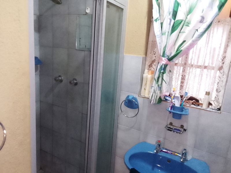 Spacious and Cozy 3-Bedroom Townhouse, Steps from Top Schools - Photo 9