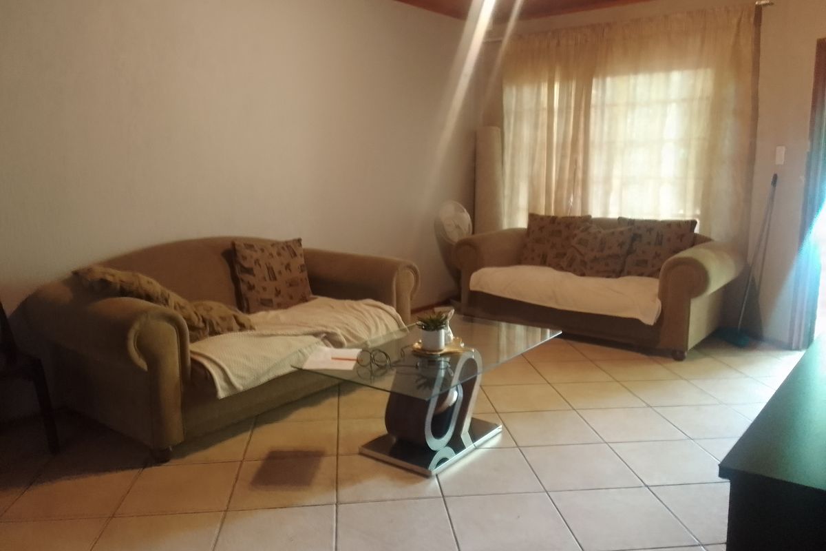 Spacious and Cozy 3-Bedroom Townhouse, Steps from Top Schools - Photo 4