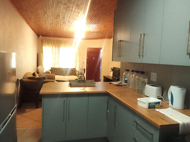 Spacious and Cozy 3-Bedroom Townhouse, Steps from Top Schools - Photo 3