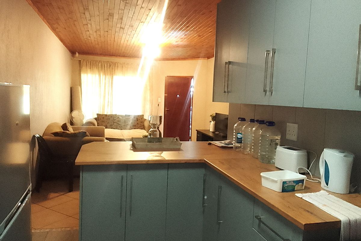 Spacious and Cozy 3-Bedroom Townhouse, Steps from Top Schools - Photo 3