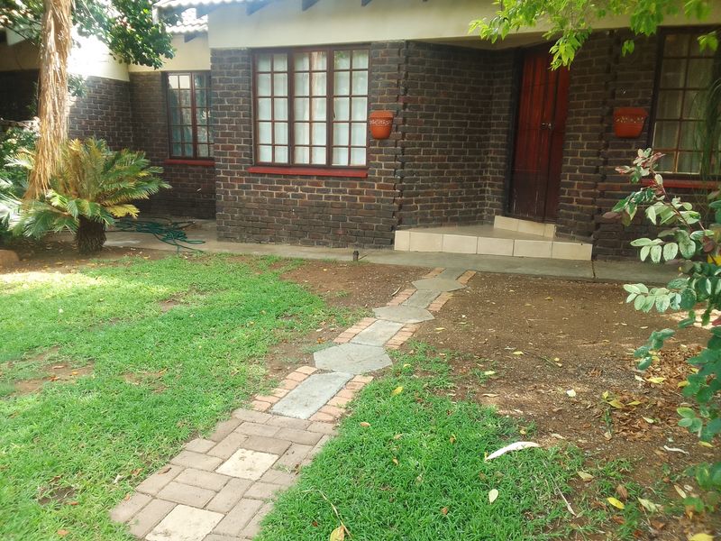 Spacious and Cozy 3-Bedroom Townhouse, Steps from Top Schools - Photo 1