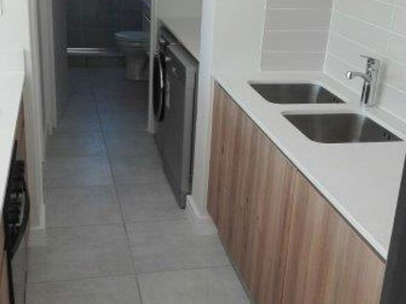 Modern 1-Bedroom Apartment to Rent at The Jade, Somerset West - Photo 4
