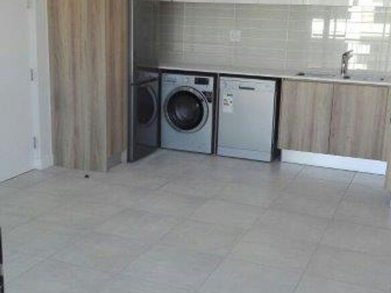 Modern 1-Bedroom Apartment to Rent at The Jade, Somerset West - Photo 7