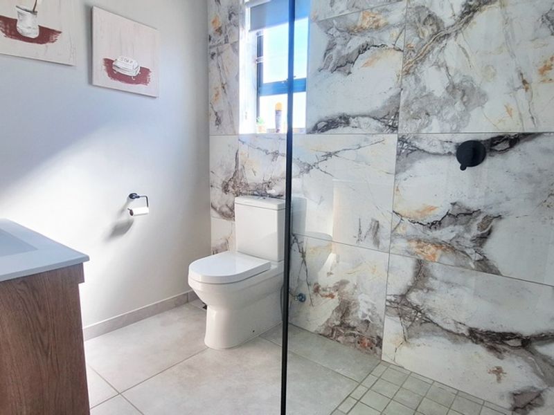 Absolutely Stunning Home with Sea Views in Myburgh Park, Langebaan - Photo 8