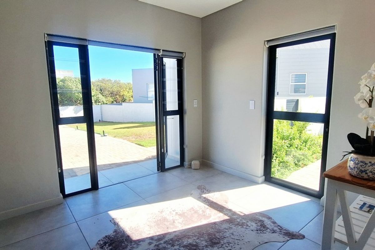 Absolutely Stunning Home with Sea Views in Myburgh Park, Langebaan - Photo 4