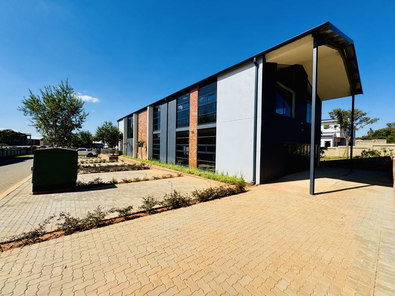 Contemporary Family Living in a Prestigious Eco Estate - Photo 9