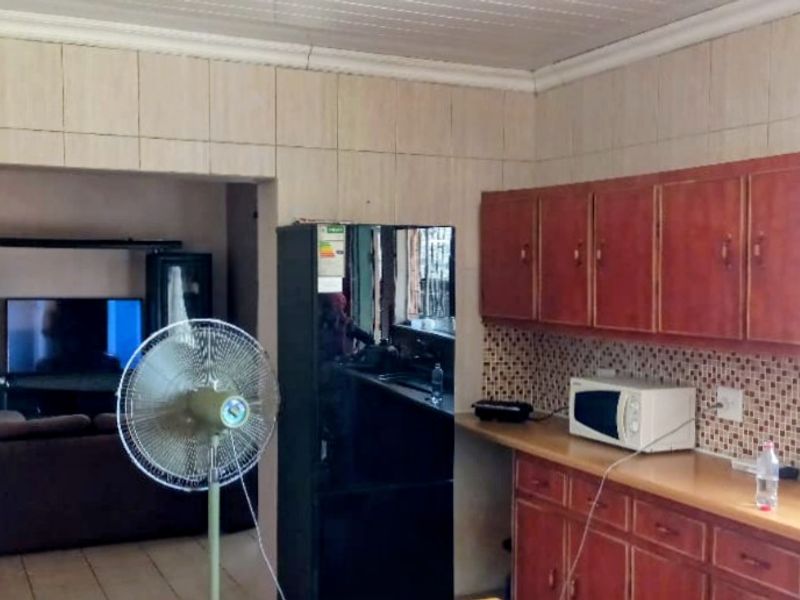 Spacious Family Home with Income-Generating Flat – Hennenman - Photo 8