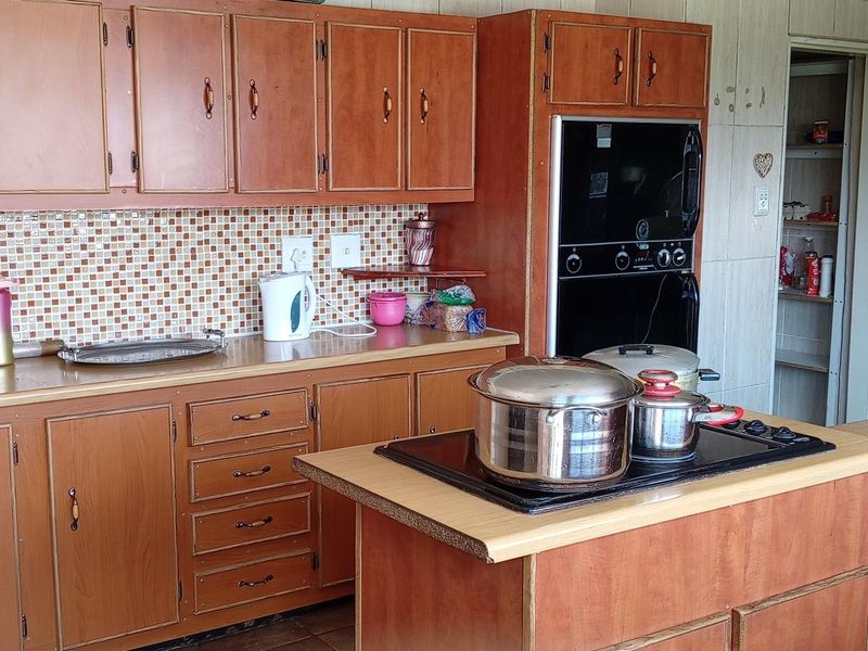 Spacious Family Home with Income-Generating Flat – Hennenman - Photo 7