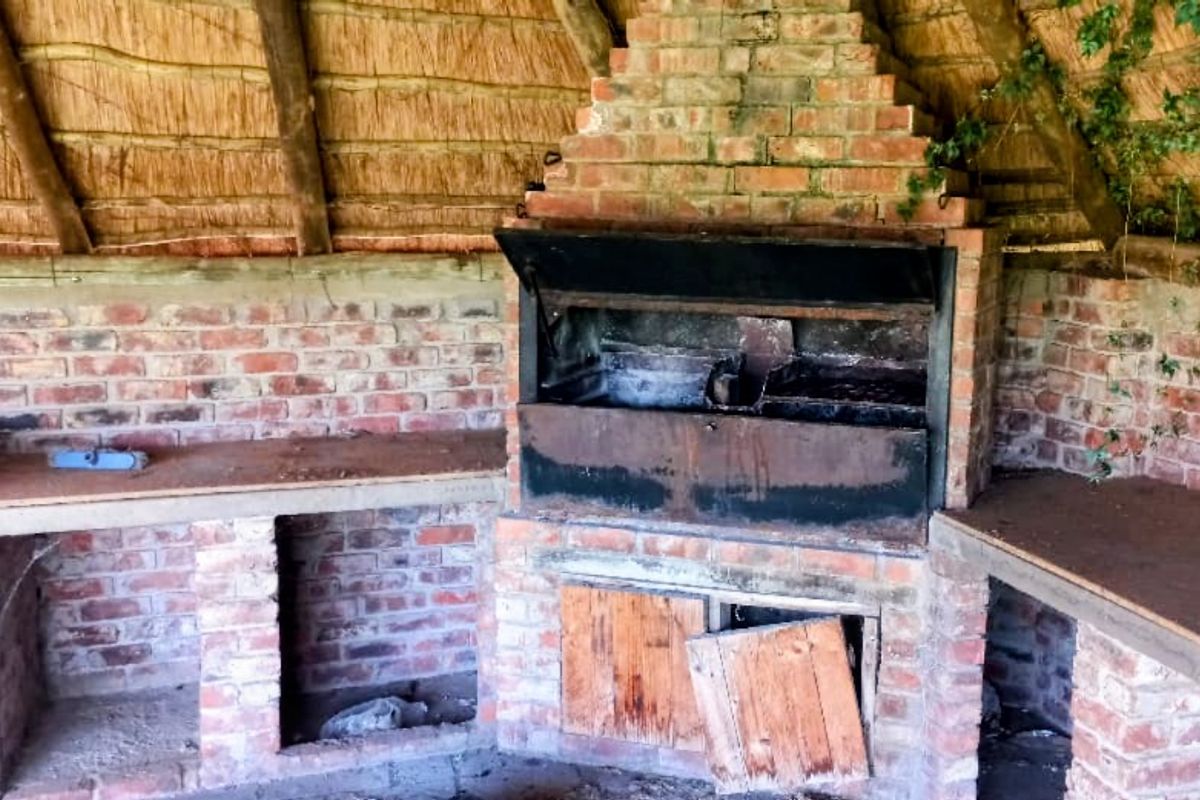 Spacious Family Home with Income-Generating Flat – Hennenman - Photo 5