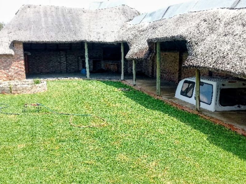 Spacious Family Home with Income-Generating Flat – Hennenman - Photo 4