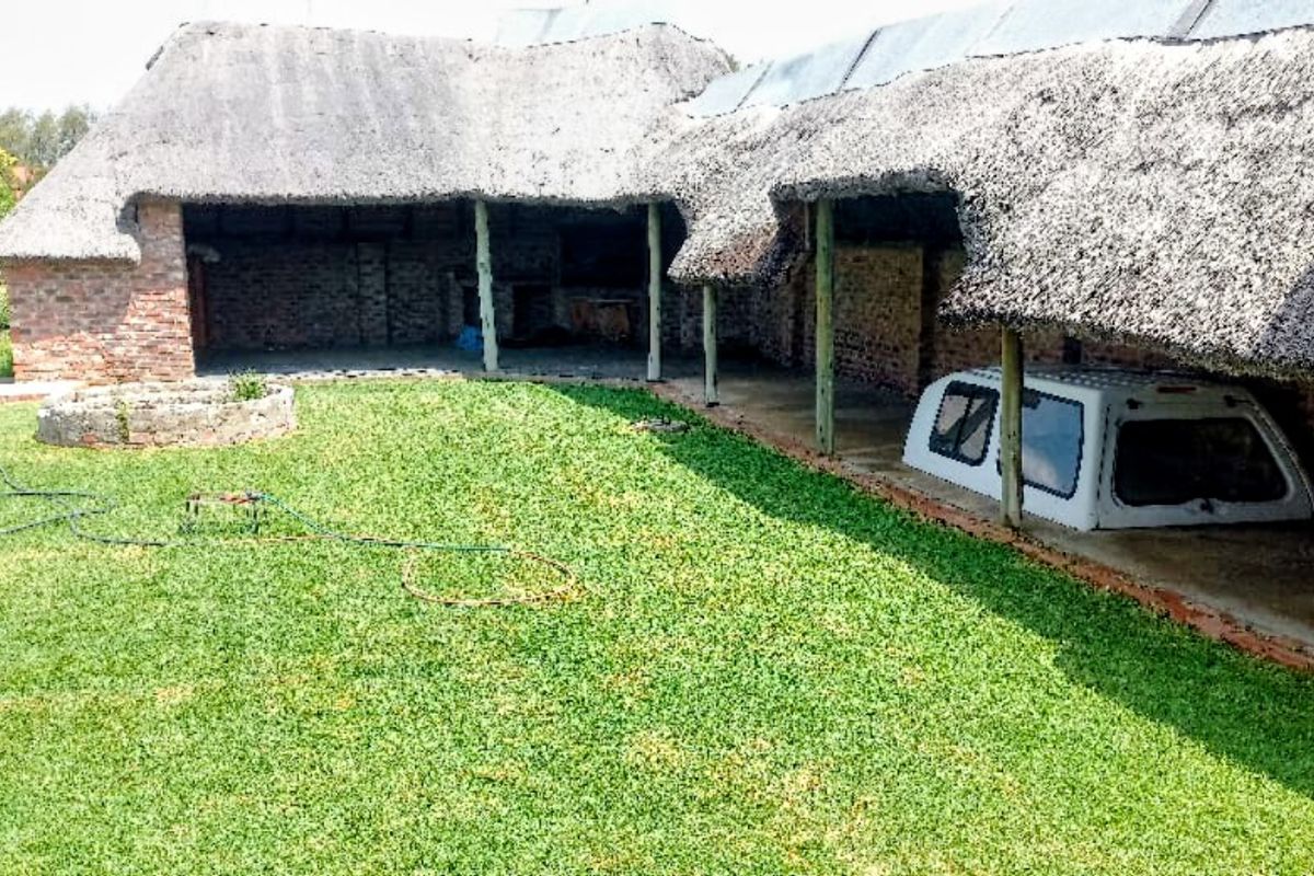 Spacious Family Home with Income-Generating Flat – Hennenman - Photo 4