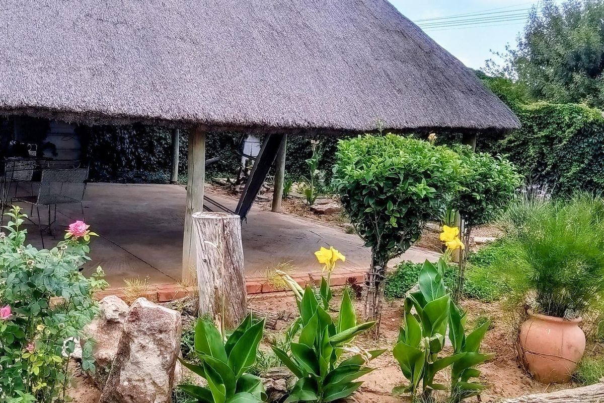 Spacious Family Home with Income-Generating Flat – Hennenman - Photo 3