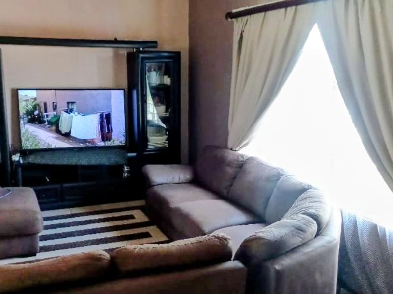 Spacious Family Home with Income-Generating Flat – Hennenman - Photo 9