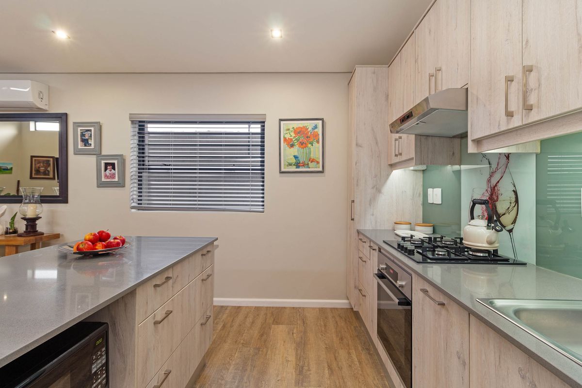 Exquisite Two Bedroom Home In An Immaculate Condition! - Photo 5