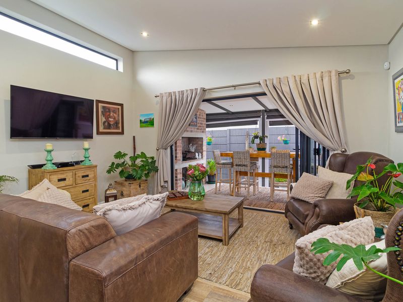 Exquisite Two Bedroom Home In An Immaculate Condition! - Photo 9