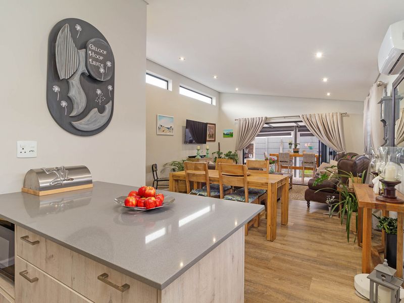 Exquisite Two Bedroom Home In An Immaculate Condition! - Photo 4