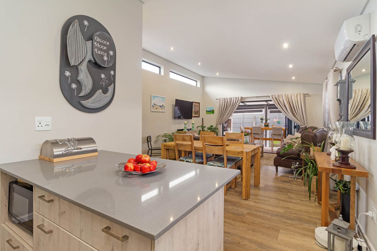 Exquisite Two Bedroom Home In An Immaculate Condition! - Photo 4