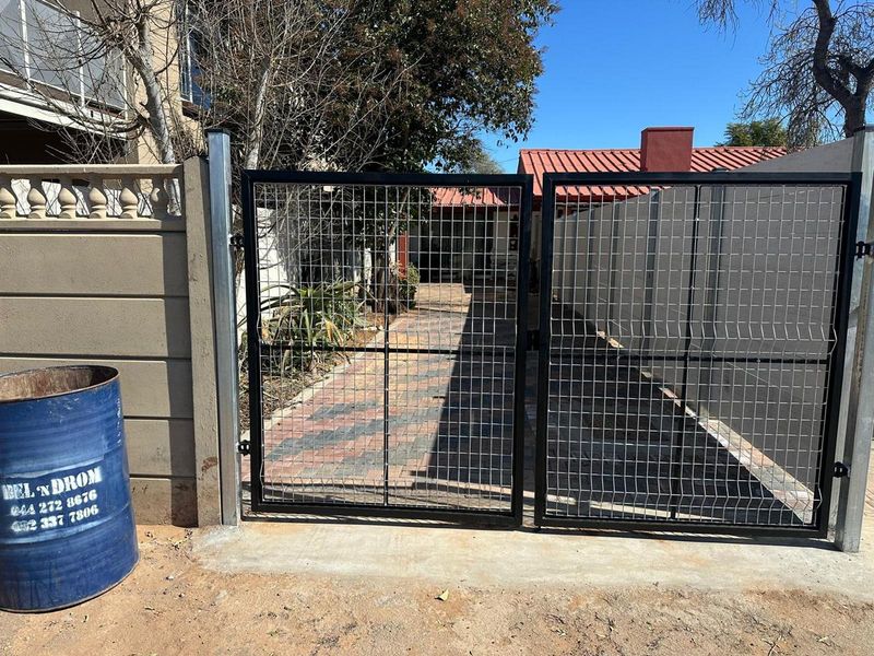 Dual Purpose Family Home - Photo 9