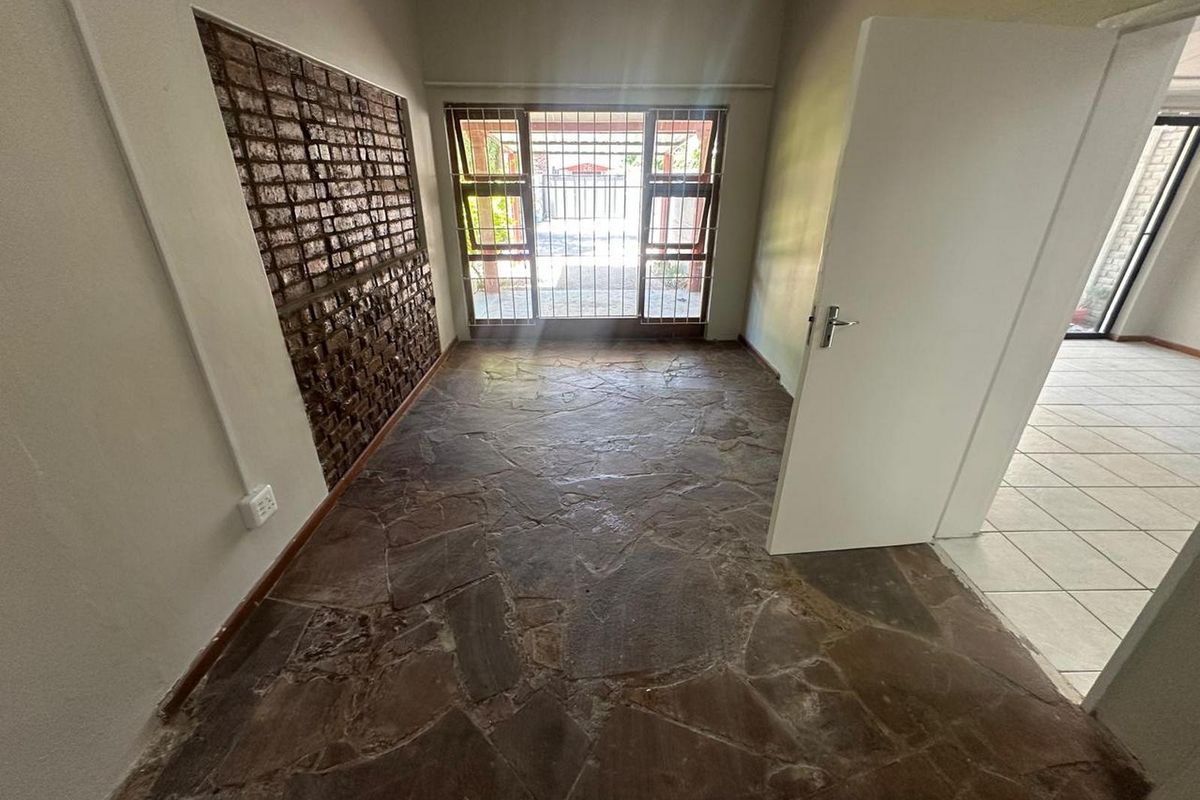 Dual Purpose Family Home - Photo 2