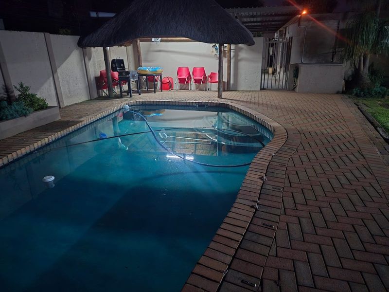 Spacious Family Home with Granny Flat and Excellent Entertainment Features - Photo 5