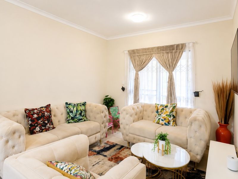 Modern 2 Bedroom Townhouse for Sale in Grobler Park – R580,000 - Photo 2