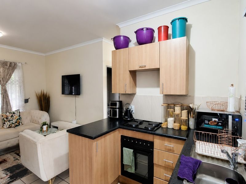 Modern 2 Bedroom Townhouse for Sale in Grobler Park – R580,000 - Photo 4