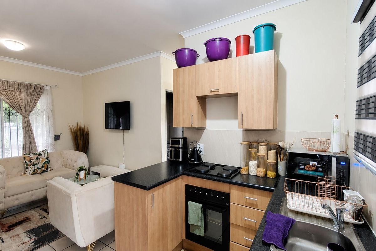 Modern 2 Bedroom Townhouse for Sale in Grobler Park – R580,000 - Photo 4