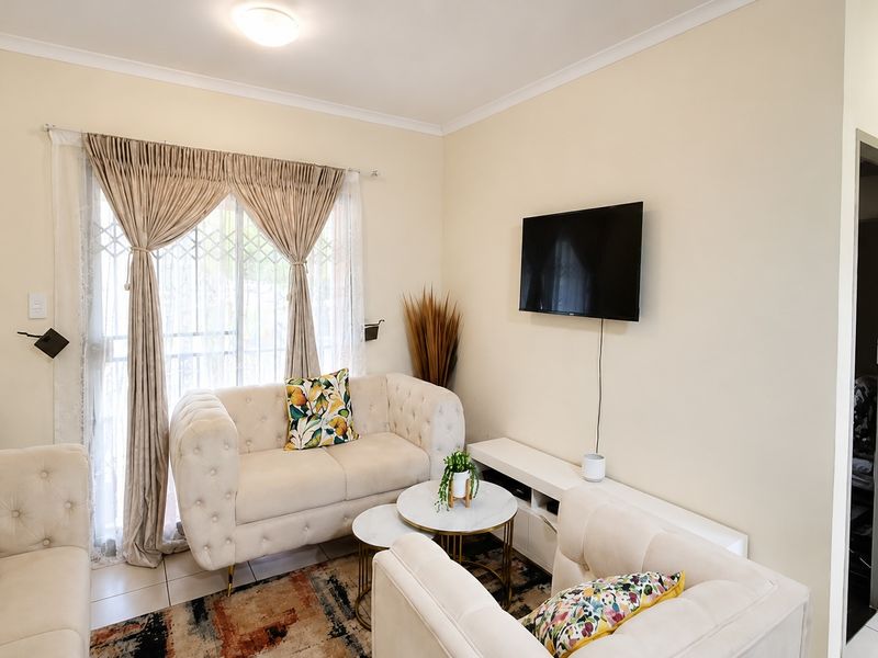 Modern 2 Bedroom Townhouse for Sale in Grobler Park – R580,000 - Photo 3