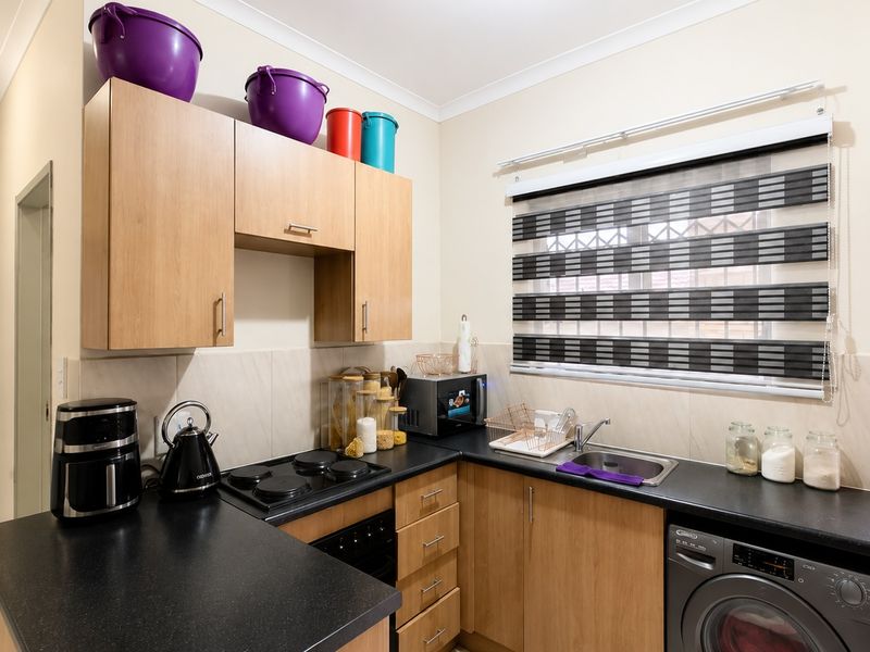 Modern 2 Bedroom Townhouse for Sale in Grobler Park – R580,000 - Photo 5