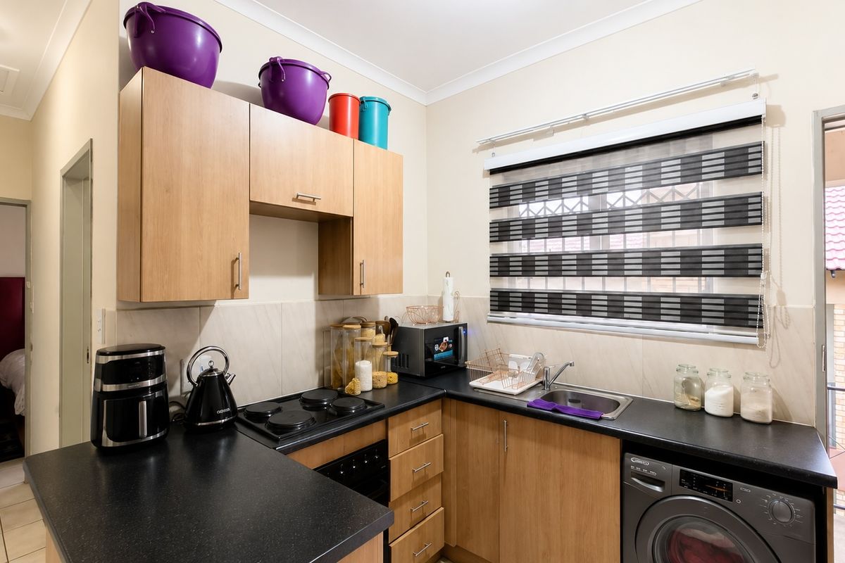 Modern 2 Bedroom Townhouse for Sale in Grobler Park – R580,000 - Photo 5