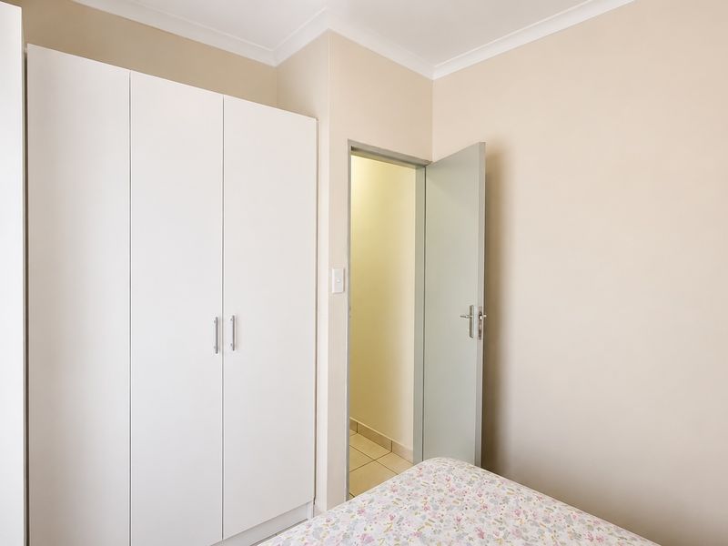 Modern 2 Bedroom Townhouse for Sale in Grobler Park – R580,000 - Photo 10